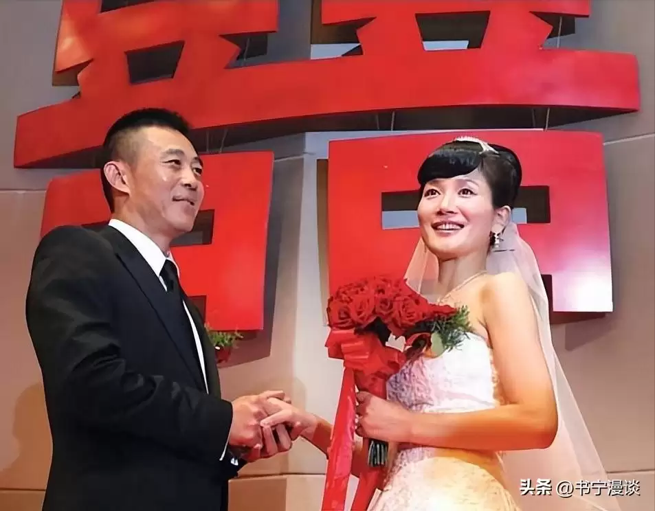 58岁侯勇抱2岁儿子现身 三婚妻子比他还高