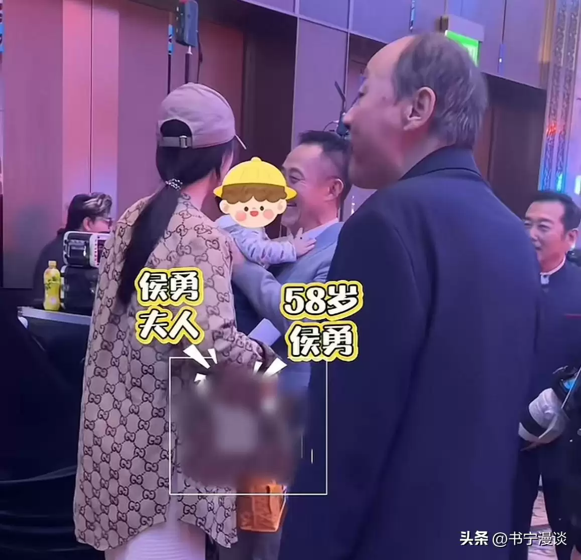 58岁侯勇抱2岁儿子现身 三婚妻子比他还高
