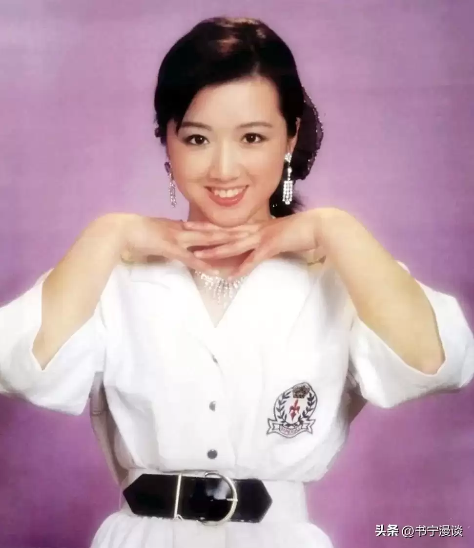 58岁侯勇抱2岁儿子现身 三婚妻子比他还高
