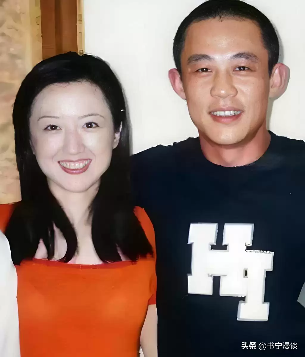 58岁侯勇抱2岁儿子现身 三婚妻子比他还高