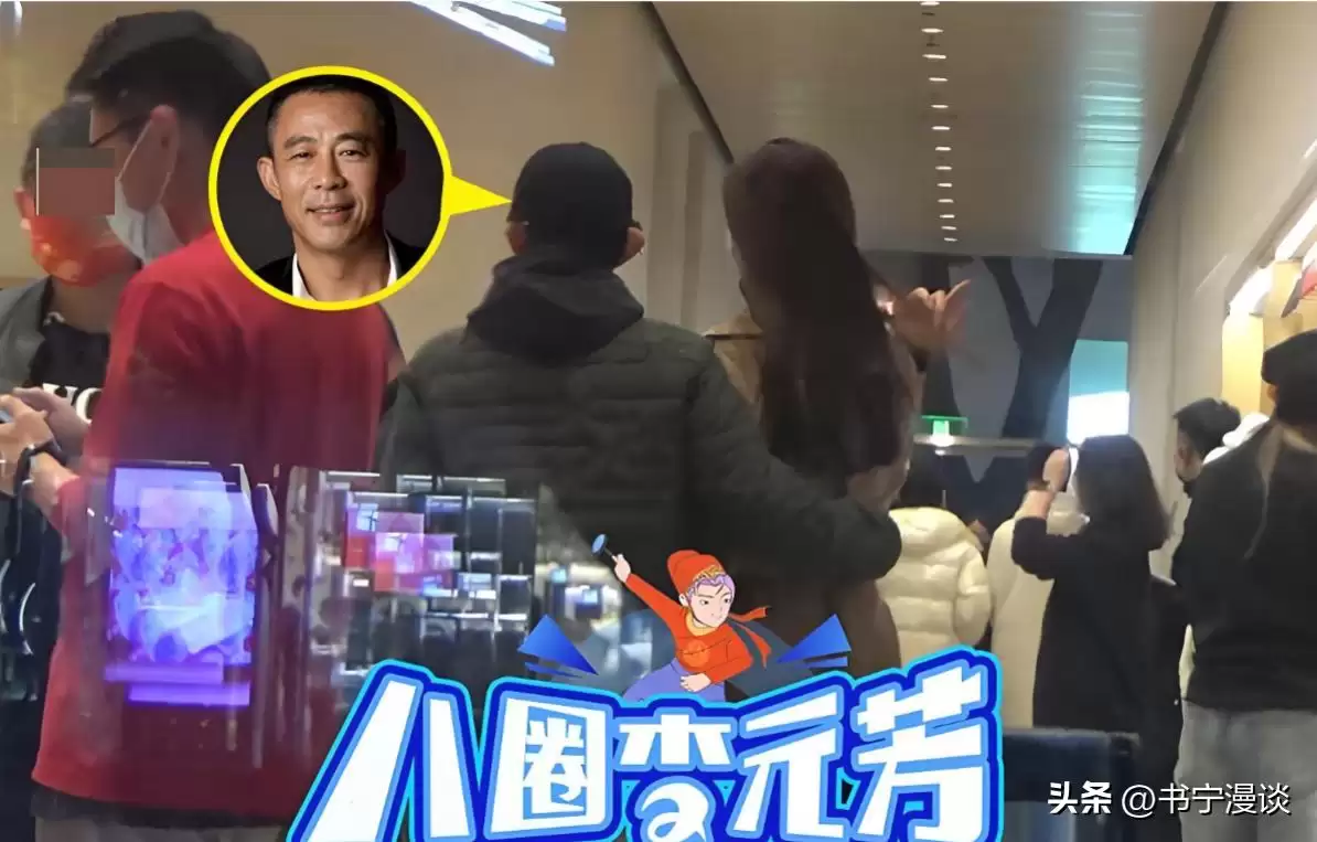 58岁侯勇抱2岁儿子现身 三婚妻子比他还高