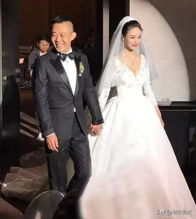 58岁侯勇抱2岁儿子现身 三婚妻子比他还高