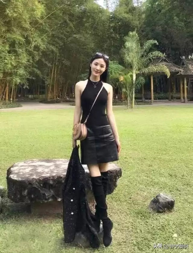 58岁侯勇抱2岁儿子现身 三婚妻子比他还高