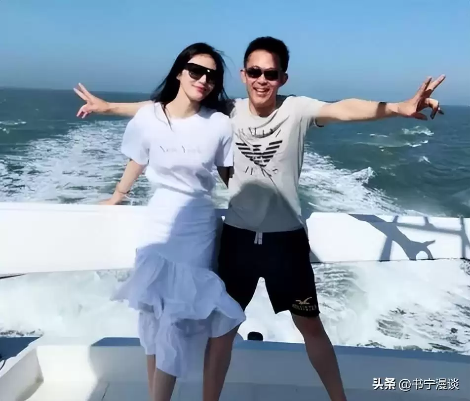 58岁侯勇抱2岁儿子现身 三婚妻子比他还高