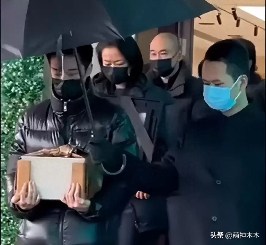 许亚军在美国生活被拍 缺席何晴丧礼被骂