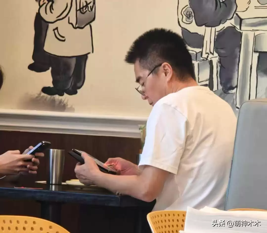 许亚军在美国生活被拍 缺席何晴丧礼被骂