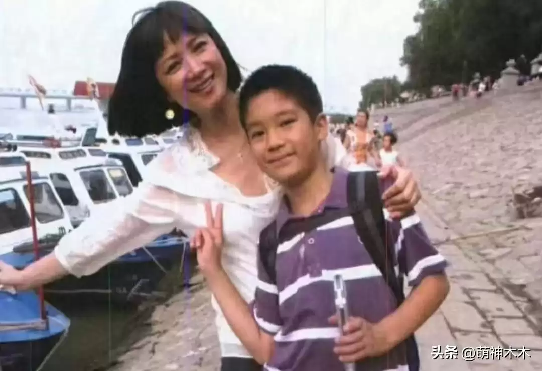 许亚军在美国生活被拍 缺席何晴丧礼被骂