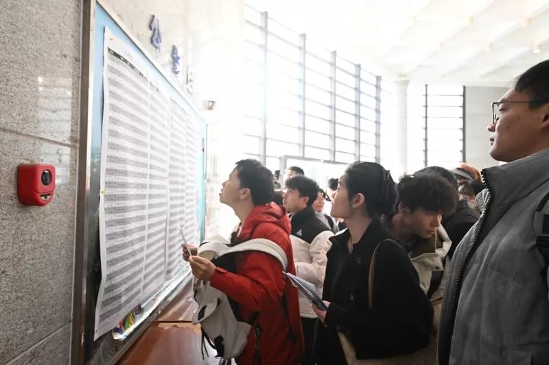 35岁去考公，一场属于中年人的“上岸”复活赛