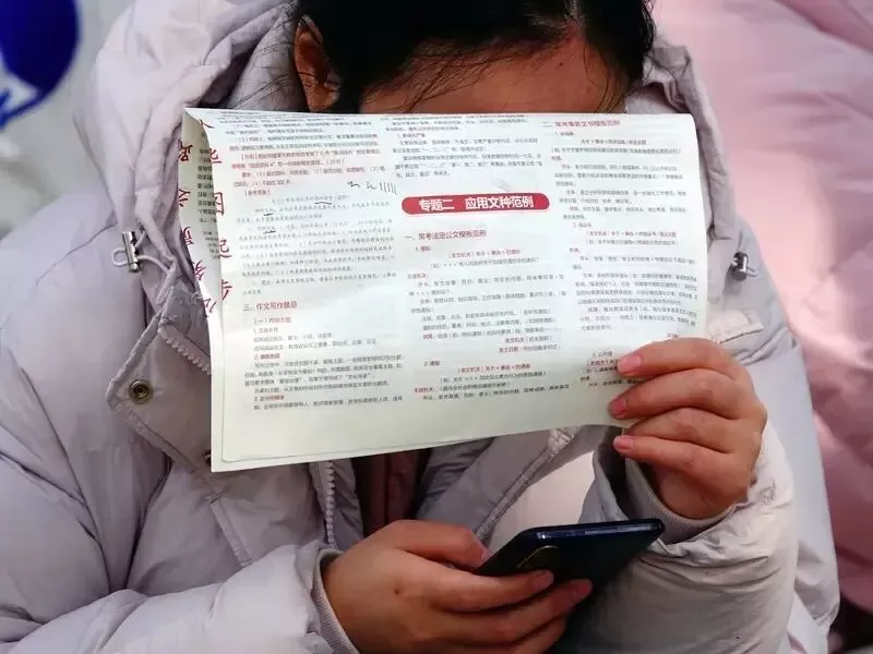 35岁去考公，一场属于中年人的“上岸”复活赛