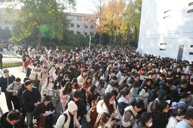 35岁去考公，一场属于中年人的“上岸”复活赛