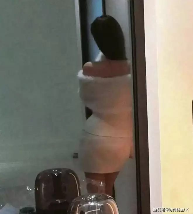 刘亦菲在家玩自拍，不料被镜子“出卖”了
