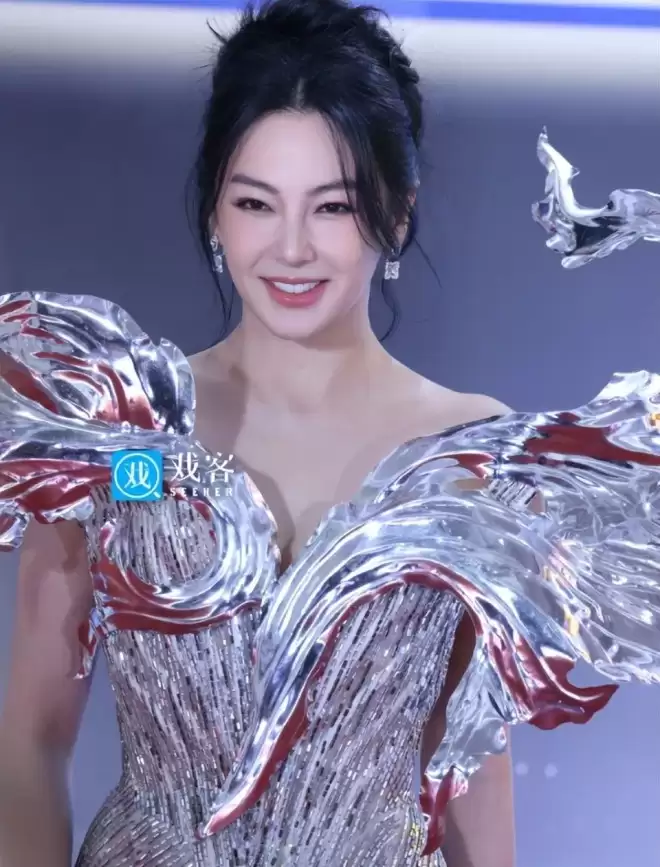又是红毯！张雨绮葫芦形身材抢镜，贾静雯太敢穿