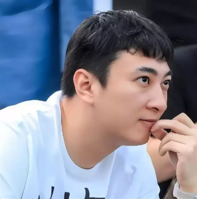 37岁王思聪面相变了,下巴后缩秃头有姨味,带五个女伴憔悴