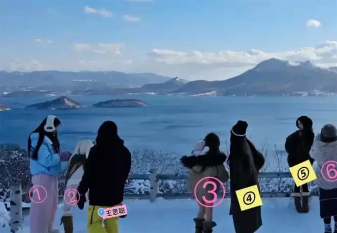 37岁王思聪面相变了,下巴后缩秃头有姨味,带五个女伴憔悴