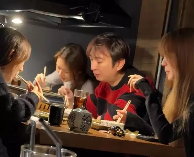37岁王思聪面相变了,下巴后缩秃头有姨味,带五个女伴憔悴