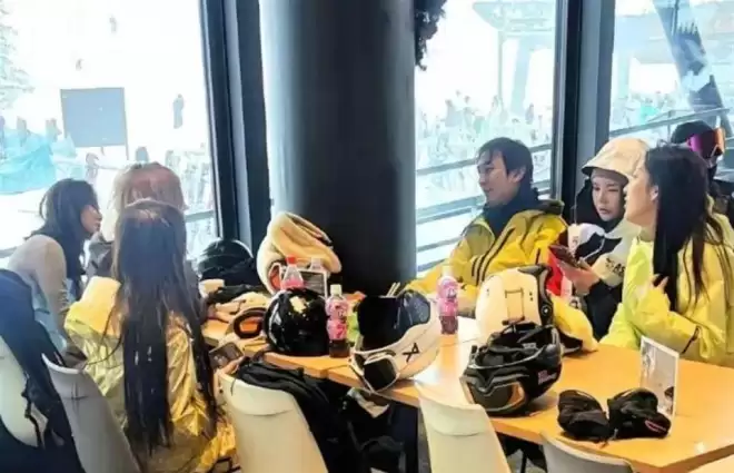 37岁王思聪面相变了,下巴后缩秃头有姨味,带五个女伴憔悴