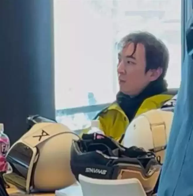 37岁王思聪面相变了,下巴后缩秃头有姨味,带五个女伴憔悴