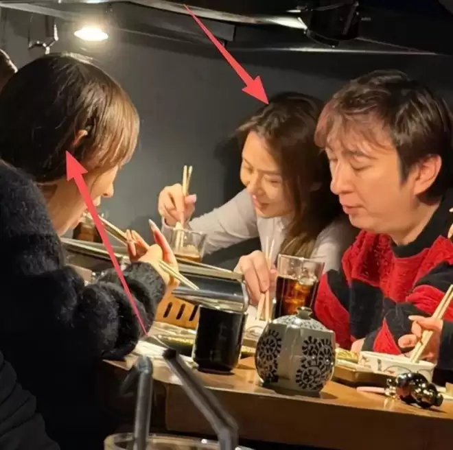37岁王思聪面相变了,下巴后缩秃头有姨味,带五个女伴憔悴