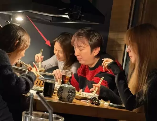 37岁王思聪面相变了,下巴后缩秃头有姨味,带五个女伴憔悴