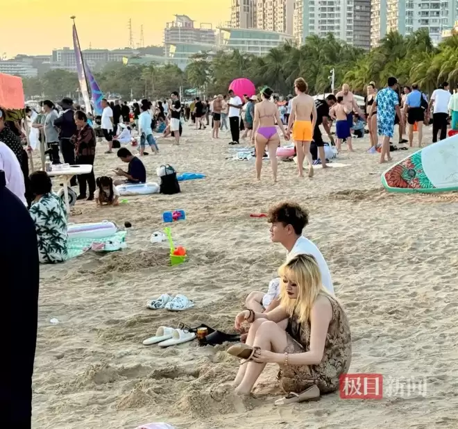 海南封关首日三亚挤满俄游客 海滩广播中俄双语