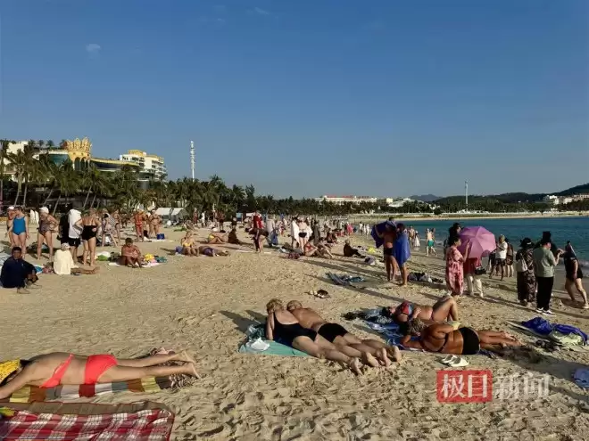 海南封关首日三亚挤满俄游客 海滩广播中俄双语
