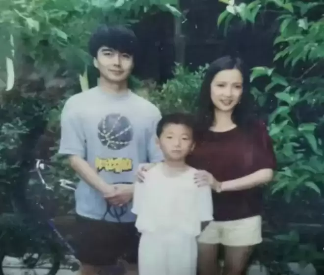 好友公开何晴珍贵合影，透露许亚军真实一面....