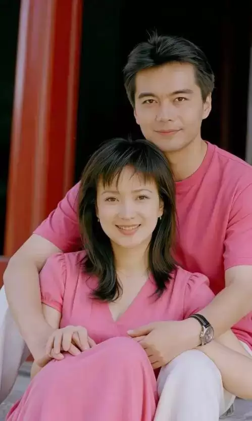 好友公开何晴珍贵合影，透露许亚军真实一面....