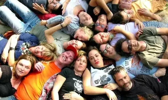 加拿大又来刷新三观了！继同性婚姻之后，群婚也要合法了？