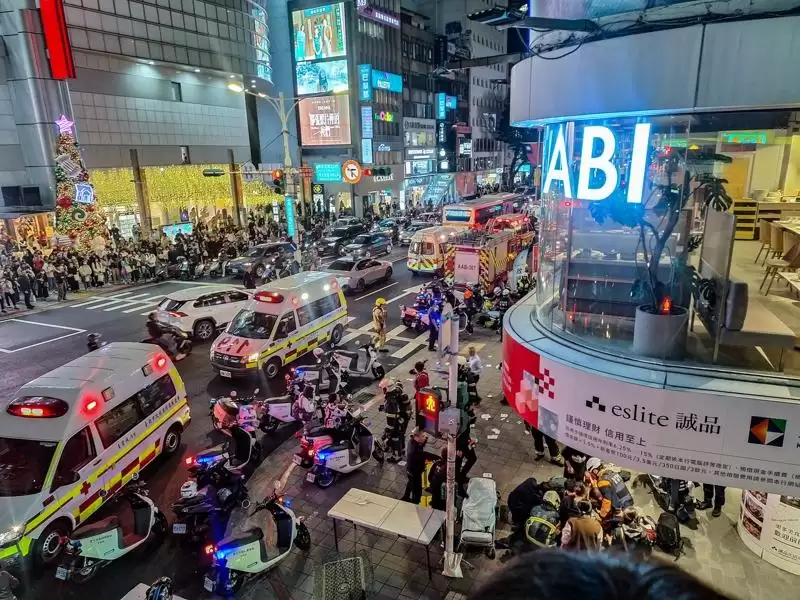 台北市地铁站丢弹随机砍人 4死6伤 嫌犯跳楼亡