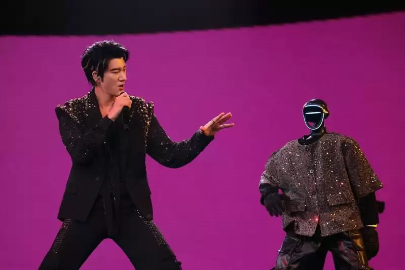 史上第一人 王力宏演唱会AI跨界领跑 和机器人共舞超震撼