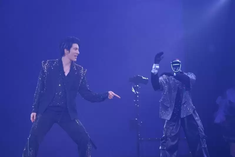 史上第一人 王力宏演唱会AI跨界领跑 和机器人共舞超震撼
