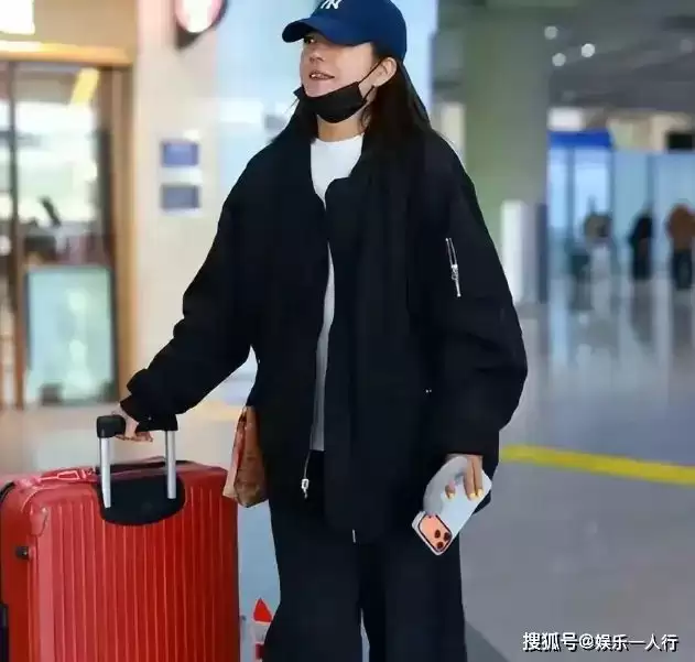 面相彻底变了！49岁赵薇回老家，如今低调无人识