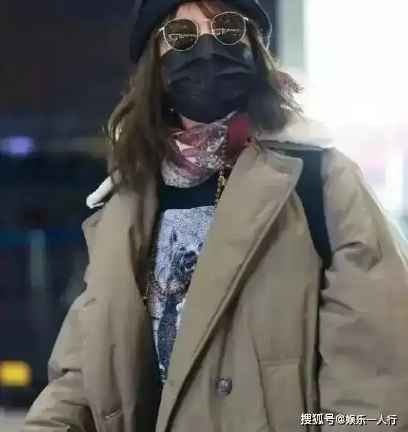 面相彻底变了！49岁赵薇回老家，如今低调无人识