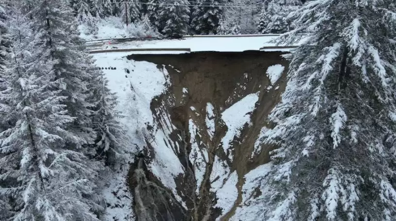 卑诗高速路遭洪水冲毁将封闭数周    居民忧圣诞节见不到亲人