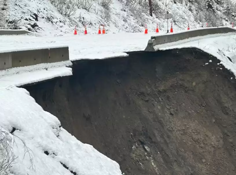 卑诗高速路遭洪水冲毁将封闭数周    居民忧圣诞节见不到亲人