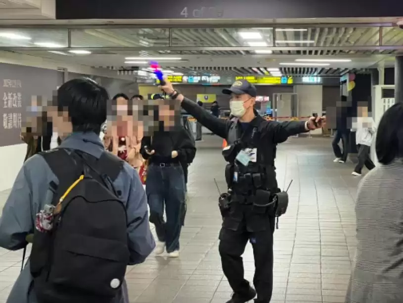 台北随机伤人案｜4死11伤 27岁逃兵丢烟雾弹斩人 遭警包围坠楼轻生