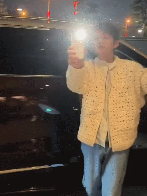 何炅私人行程遭“私生饭”围堵偷拍！忍无可忍便打开闪光灯反拍对方