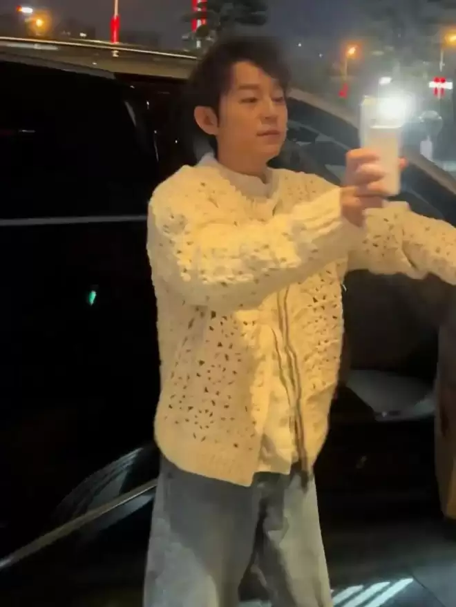 何炅私人行程遭“私生饭”围堵偷拍！忍无可忍便打开闪光灯反拍对方