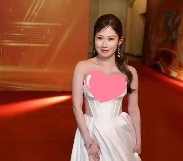 突发！TVB人气女星因着装暴露丢了工作，身材丰满自曝胸口负担大
