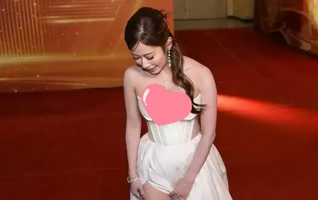 突发！TVB人气女星因着装暴露丢了工作，身材丰满自曝胸口负担大