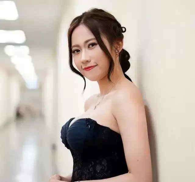 突发！TVB人气女星因着装暴露丢了工作，身材丰满自曝胸口负担大
