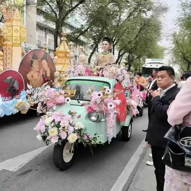 顶流！国产"老头乐"爆火加拿大！老外排队抢！居然卖这个价！