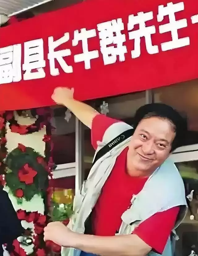 76岁牛群打扮邋遢坐地铁，后悔裸捐晚年苦？