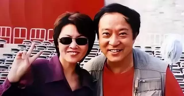 76岁牛群打扮邋遢坐地铁，后悔裸捐晚年苦？