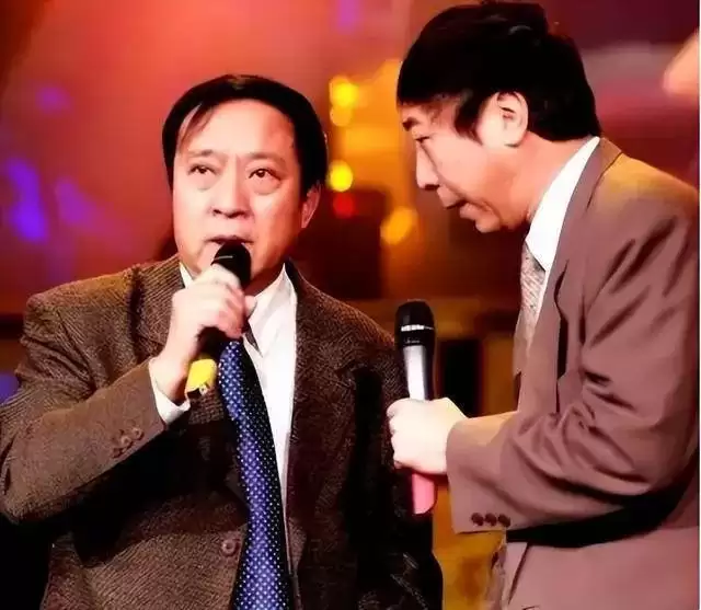 76岁牛群打扮邋遢坐地铁，后悔裸捐晚年苦？