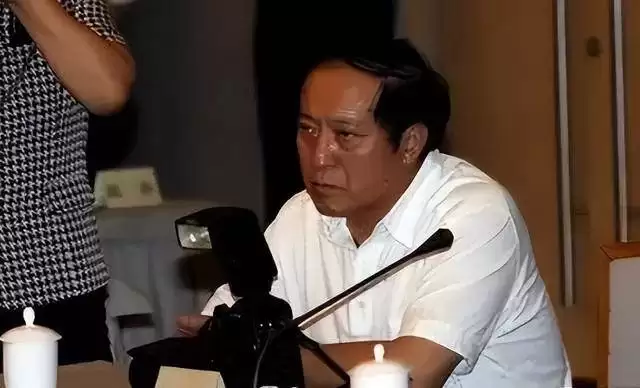 76岁牛群打扮邋遢坐地铁，后悔裸捐晚年苦？
