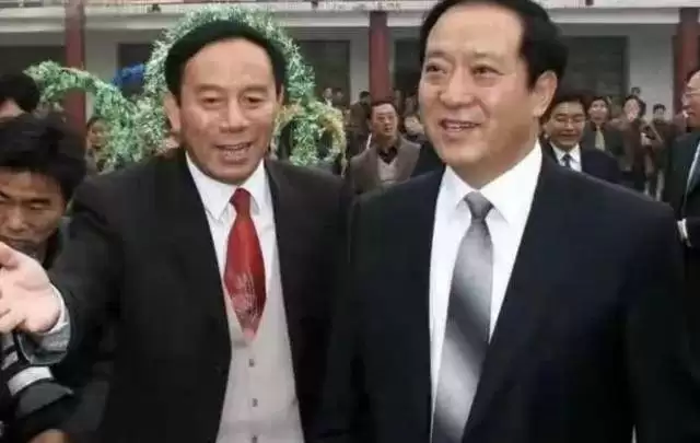 76岁牛群打扮邋遢坐地铁，后悔裸捐晚年苦？