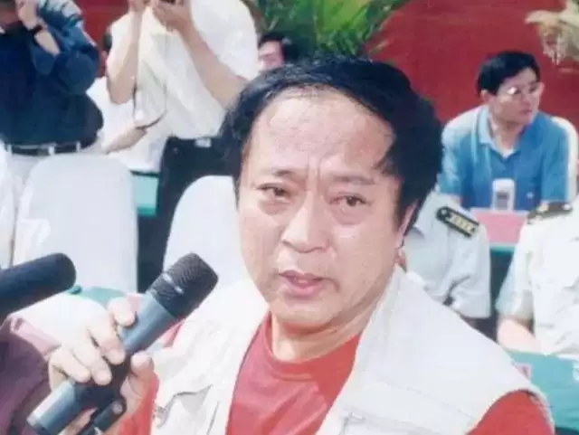 76岁牛群打扮邋遢坐地铁，后悔裸捐晚年苦？