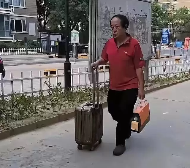 76岁牛群打扮邋遢坐地铁，后悔裸捐晚年苦？