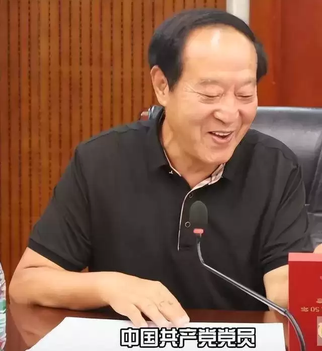 76岁牛群打扮邋遢坐地铁，后悔裸捐晚年苦？